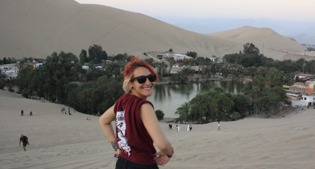 Sara en el desierto de la Huacachina.